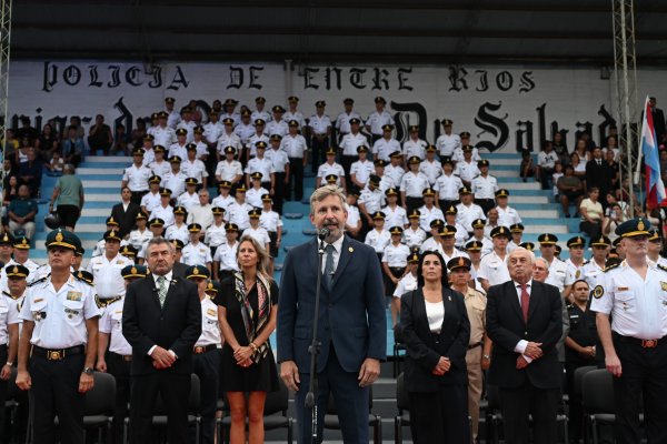 Frigerio encabezó el acto central por el 192° aniversario de la Policía de Entre Ríos