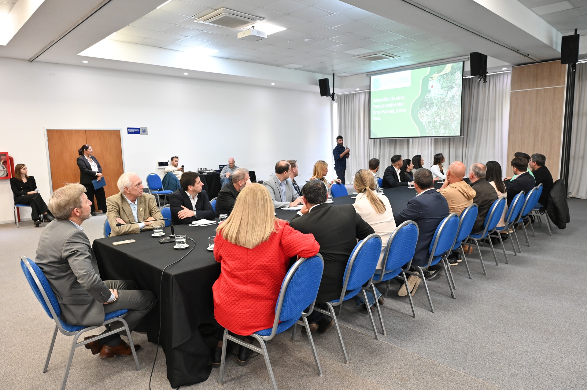 El gobernador abordó con intendentes del área metropolitana el desarrollo del proyecto del parque ambiental